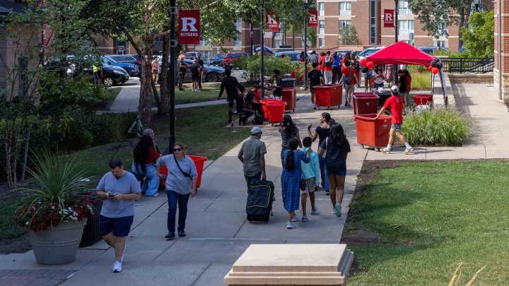 Students and family members haul personal belongings into BEST Hall.